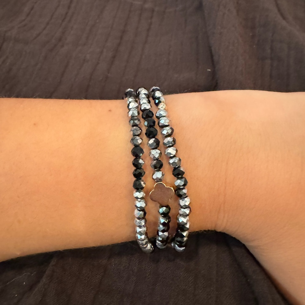 Beaded bracelet with gold clover